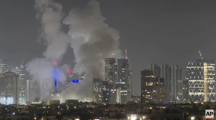 UPDATE - Explozii pe cerul Tel Aviv-ului şi Ierusalimului. Iranul a ripostat lansând către Israel zeci de rachete balistice. 15 răniţi în Israel. Cabinetul israelian decide care va fi răspunsul