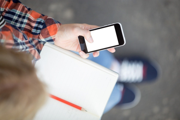 Un judecător amendează un elev din Italia cu 4.500 de euro, după ce a folosit un telefon mobil în timpul orelor / Profesor: ”Dacă nu l-aș fi dat în judecată, atunci el s-ar fi simțit îndreptățit să facă ce vrea”