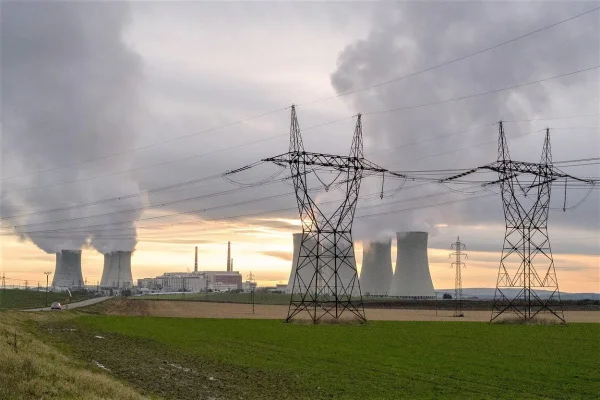 Cehia semnează un contract de construire a două reactoare nucleare noi cu compania KHNP din Coreea de Sud , după ce EDF din Franţa contestă licitaţia. Reactoarele costă 16 mld. €, şantierul urmează să fie deschis în 2029, iar primul reactor să fie dat în folosinţă în 2036