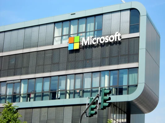 Microsoft pregătește un nou val de concedieri masive: restructurări profunde pe fondul investițiilor în inteligență artificială