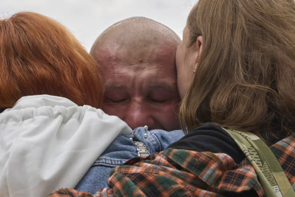 Emoția revederii. Cel mai mare schimb de prizonieri între Rusia și Ucraina, în imagini