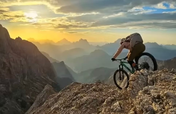VIDEO Un cunoscut youtuber italian moare după ce a căzut de la 200 de metri cu bicicleta / Era ghid de mountain bike din Tirolul de Sud și organiza excursii cu bicicleta din 2003, în toată lumea