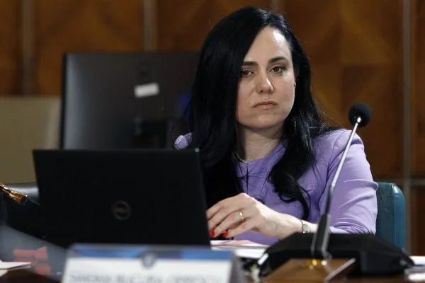 VIDEO Ministrul Muncii, Simona Bucura Oprescu, în lacrimi după ce moţiunea simplă împotriva sa a fost adoptată de Senat: „E o nedreptate”