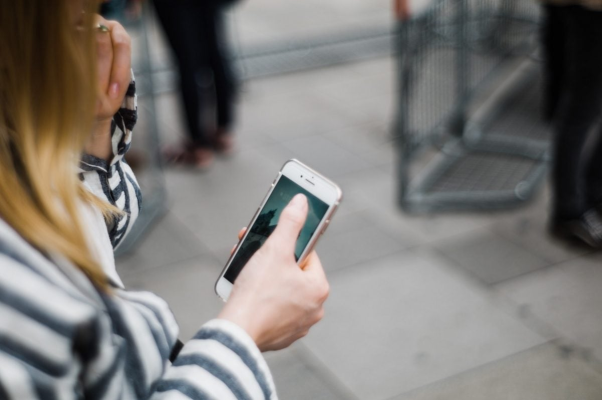 Autoritatea din Comunicaţii atrage atenţia persoanelor care călătoresc în afara României să verifice condiţiile de utilizare a roamingului, mai ales dacă nu călătoresc în Spaţiul Economic European, unde tarifele pot fi semnificativ mai mari