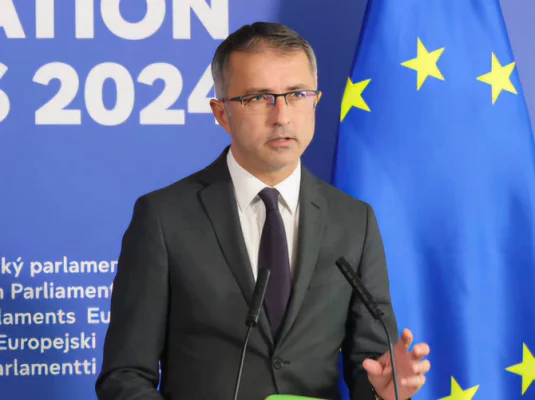Eurodeputatul Dragoş Benea: „Ar fi cazul ca PSD să exploreze și alte opțiuni cum ar fi cea a opoziției constructive”