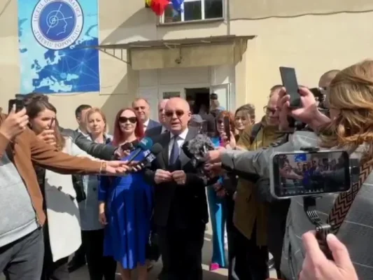 Video
        Emil Boc consideră că alegerile de azi reprezintă „referendum pentru menținerea României în Uniunea Europeană”