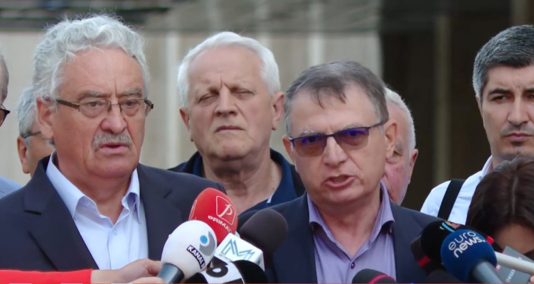 Sindicatele din învățământul preuniversitar îi acuză de minciună pe președinte și pe ministrul educației: Măsurile au fost luate în spatele ușilor închise, iar când au apărut informații și am cerut explicații, ni s-a spus «să nu ne luăm după zvonuri». «Zvonurile» au devenit realitate