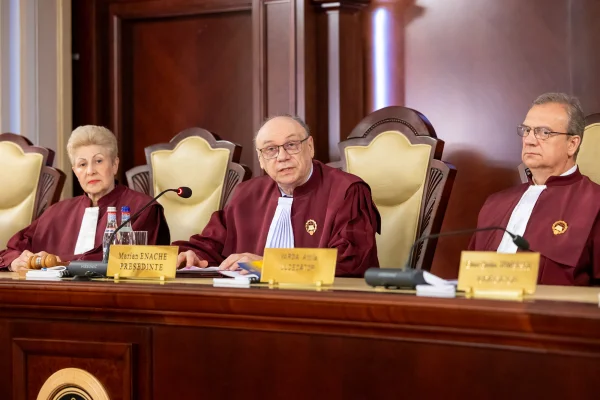 CCR îi sfidează pe români. Cum motivează curtea decizia privitoare la declaraţiile de avere: funcţionarii publici nu ar avea date certe despre veniturile soţilor/soţiilor, iar protecţia datelor este esenţială, în contextul dezvoltării Inteligenţei Artificiale