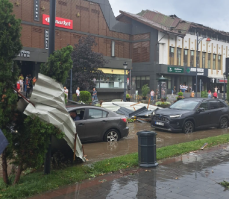 Furtună la Sinaia | 13 persoane cu diverse traumatisme, transferate la spitale din Ploieşti şi Azuga