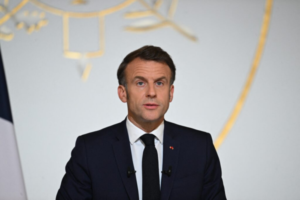 Emmanuel Macron merge marți în prima vizită oficială la Londra a unui președinte francez după Brexit