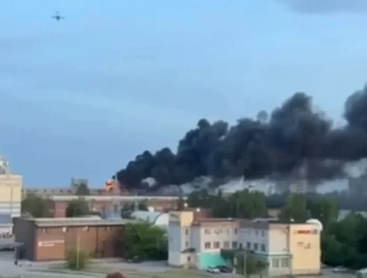 Uzina electronică rusă VNIIR, în Ciuvaşia, oprită în urma unui atac cu dornă revendicat de Statul Major ucrainean. Moscova anunţă că interceptează 49 de drone ucrainene. Kievul anunţă că interceptează 460 dintre 479 de drone şi 19 dintre 20 de rachete lansate de ruşi