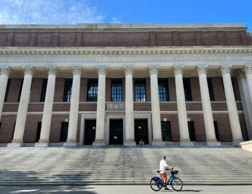 Harvard, în discuții cu alte universități din SUA și străinătate pentru a-i primi temporar studenții internaționali interziși de Trump – Financial Times