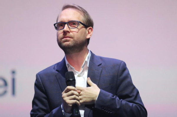 Fritz: „AUR nu vrea o Românie modernă, vrea o Românie condusă de hoți cu tricolorul în mână!”