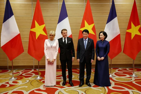 Palatul Élysée: Macron nu a fost pălmuit de soție. Filmulețul din avionul prezidenţial a devenit viral