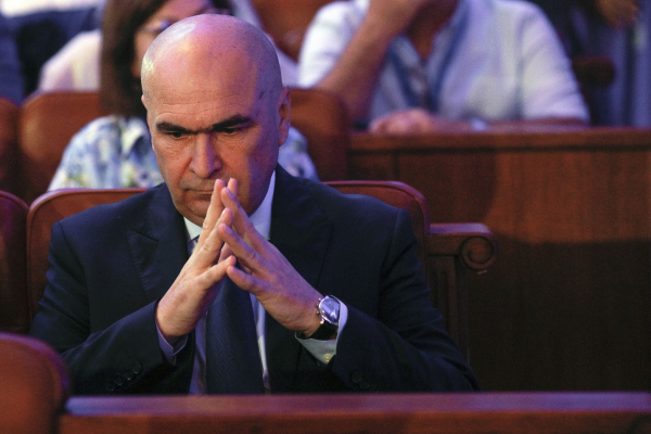 Guvernul își asumă răspunderea pe pachetul fiscal cu modificări pe ultima sută de metri și proteste la Parlament