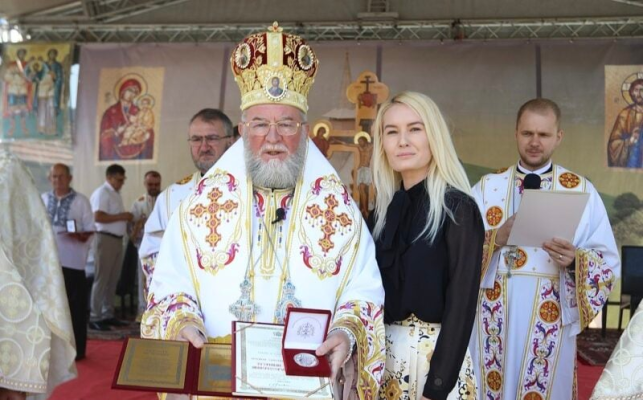 Fostul primar fugar din Baia Mare a fost decorat de Episcopia Maramureșului / Cătălin Cherecheș a fost condamnat definitiv la 5 ani cu executare pentru că a luat șpagă / Medalia i-a fost înmânată soției, condamnată și ea, dar cu suspendare