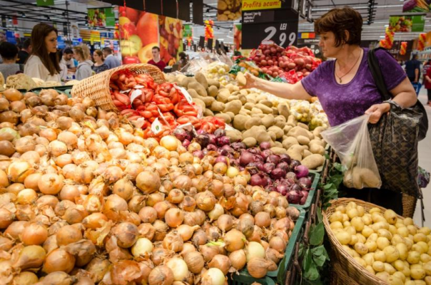 Situația dificilă a agricultorilor români: "Vindem cartofii cu 50-60 de bani/kg iar la supermarket, același cartof se vinde cu 4 lei/kg"
