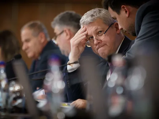 Predoiu, prima ședință de guvern: tăieri de funcții, restructurări în instituții-cheie ale statului