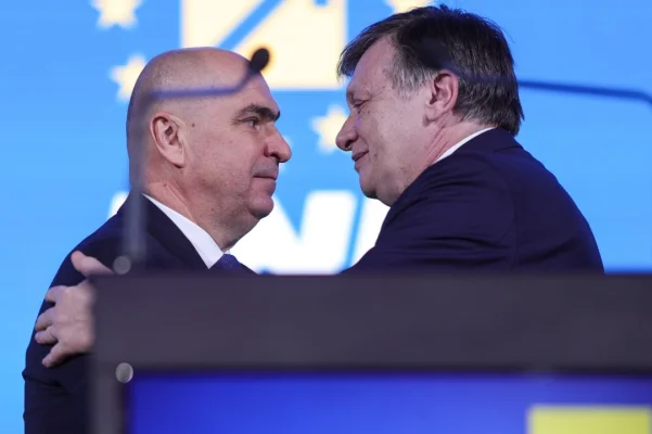 Crin Antonescu a ieşit din hibernare: Bolojan este proiectat în condiția de Zorro care se luptă cu partidele politice. „Injecția” de propagandă s-a făcut mai mult pentru el decât pentru Nicuşor Dan