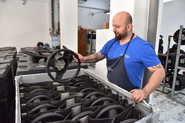 Deținuții din Oradea au adus penitenciarului venituri de aproape 3 milioane de lei într-un an / Lucrează pentru industria auto și manipulează colete