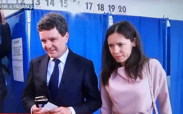 Nicușor Dan și Mirabela Grădinaru au votat în Făgăraș: ”E important să nu uităm de unde am plecat. Și nu trebuie să existe două Românii” / Au venit fără pază și s-au îmbrățișat cu oamenii care îi așteptau