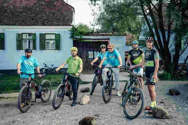 Ministrul Mircea Fechet a vizitat, pe bicicletă, reședința Regelui Charles al III-lea, din Viscri