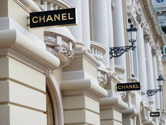 Miliardarii din spatele Chanel ar putea renunța la dividende pe fondul declinului din industria de lux