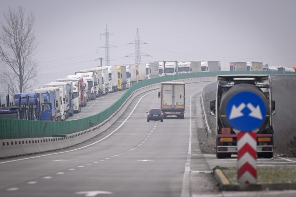 Atenţionare de călătorie MAE – Oprirea temporară a circulaţiei rutiere a autocamioanelor cu masa mai mare de 20 de tone în 9 regiuni din Bulgaria, în perioada 21 – 25 iulie