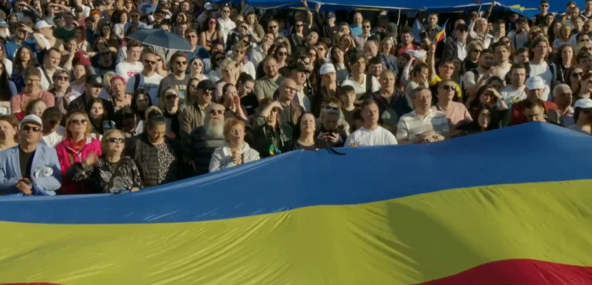 Ecranul de la mitingul lui Nicuşor Dan ar încălca reglementările legale. Jandarmii, la fața locului