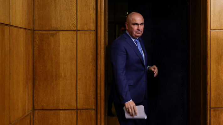 Parlamentarii decid mâine. Cade sau nu cade Guvernul Bolojan. Moțiunea de cenzură AUR se votează luni în Parlament