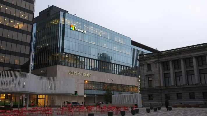 Microsoft își reorganizează echipa de conducere: CEO-ul LinkedIn preia controlul asupra Office și AI