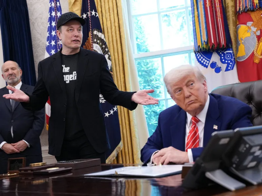 Trump „pune drujba” pe afacerile lui Musk: „Strânge-ți catrafusele și întoarce-te în Africa de Sud”