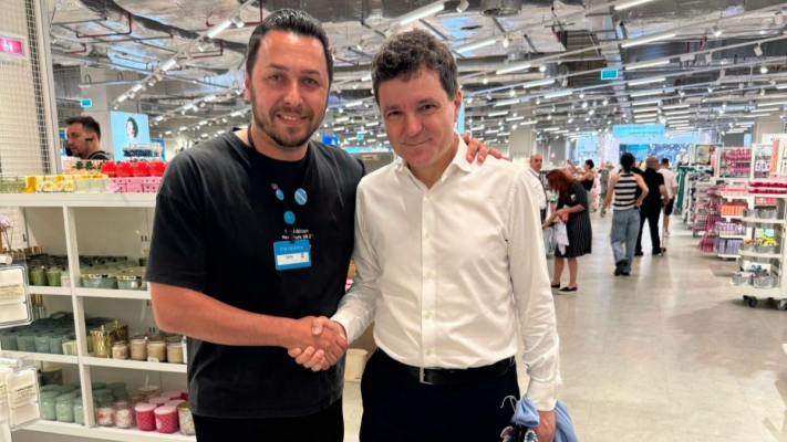 Înainte de a pleca la Haga, Nicușor Dan s-a dus la cumpărături cu fiica lui la Primark, magazin cu prețuri reduse