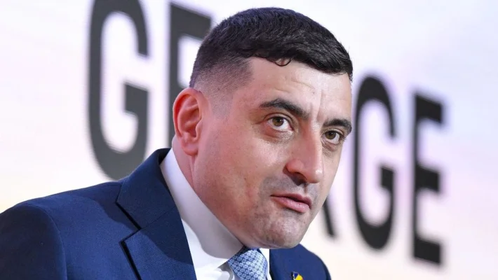 Un avocat anunță că îi va reprezenta gratuit pe cei care vor să-l dea în judecată pe George Simion pentru că a promis case la 35.000 de euro