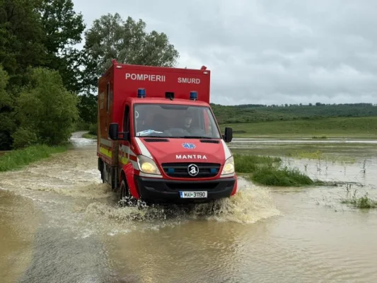 Un mort și peste 500 de persoane evacuate, în urma inundațiilor din ultimele zile