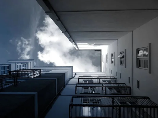 „Tun” imobiliar cu prejudiciu de 8,7 milioane de euro, la Ploieşti / 14 persoane fizice şi juridice au fost trimise în judecată, printre inculpaţi numărându-se avocaţi şi notari