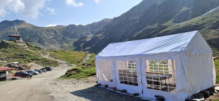 Reportaj pe Transfăgărășan / Drumul proaspăt deschis întâmpină turiștii cu bujor de munte înflorit, prețuri ascunse, gunoaie în lac, 5 lei taxa la toaletă și multă dezordine