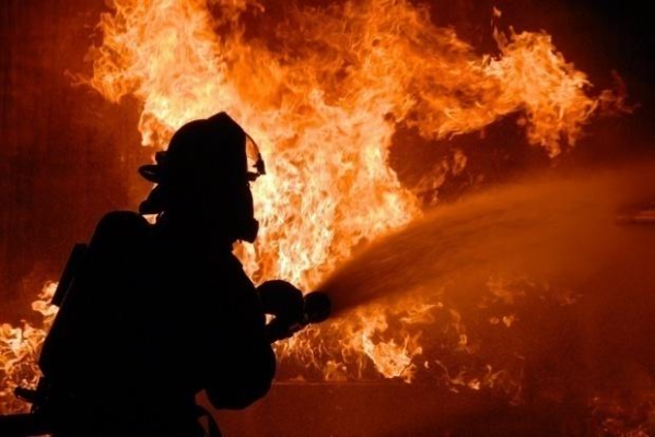 Bărbat, scos mort dintr-o casă cuprinsă de flăcări