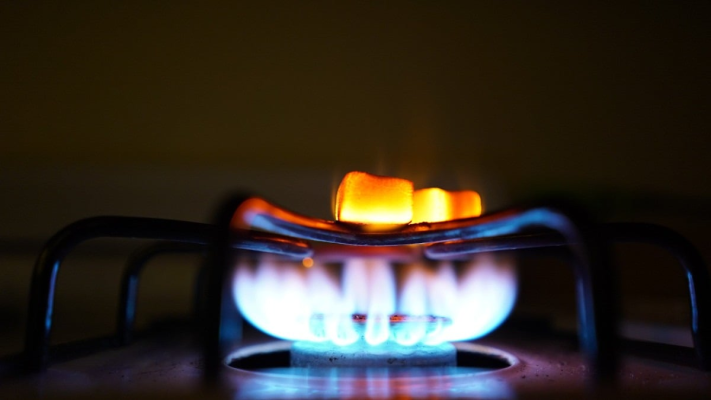 Explozie provocată de un spray lăsat în proximitatea aragazului, într-un apartament din Buzău. Două persoane au fost rănite
