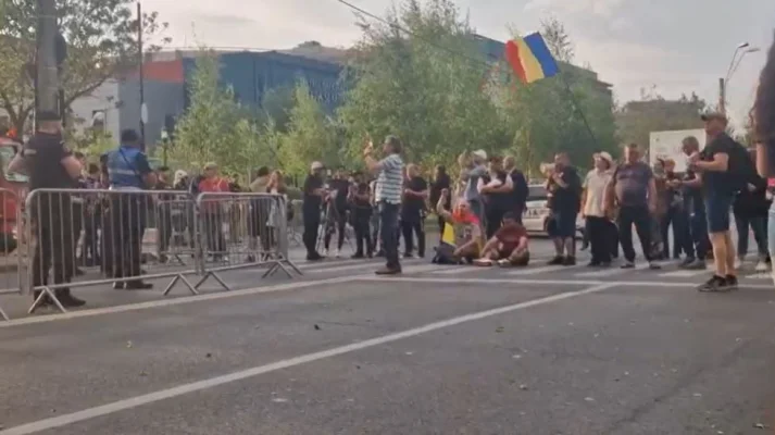 Protest la ICCJ, în urma anulării hotârârii Curții de Apel Ploiești. Un bărbat s-a suit pe acoperișul clădirii