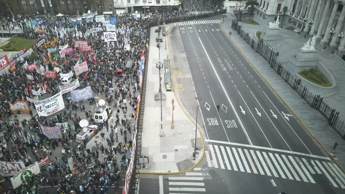 Măsurile de austeritate din Argentina au declanșat proteste majore în Buenos Aires. Mii de activiști au ocupat piața din fața Parlamentului