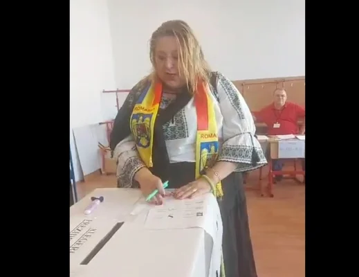 Diana Șoșoacă, cu câinele în secția de vot