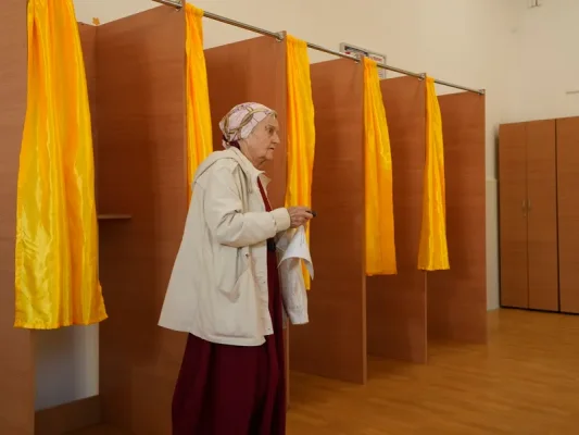 Alegeri prezidențiale. S-au deschis secțiile de votare. 18.000.000 de români sunt așteptați la urne