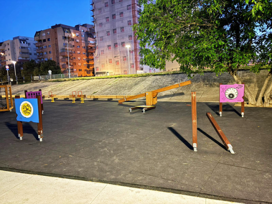 Satu Mare: Spaţiul de joacă din zona de promenadă de pe malul Someşului, vandalizat de trei turişti norvegieni/ Aceştia au fost sancţionaţi, iar prejudiciul va fi recuperat