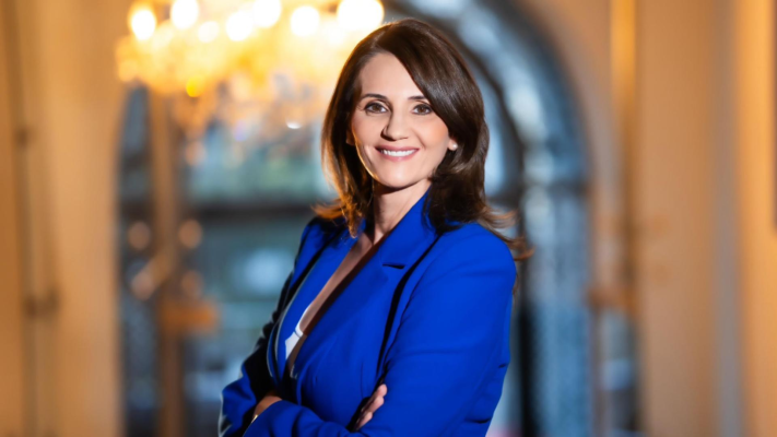 Anca Alexandrescu o face praf pe Oana Țoiu în legătură cu deplasarea în Rusia, din 2014: S-a dus să-i învețe pe tineri să facă mături ca in Harry Potter