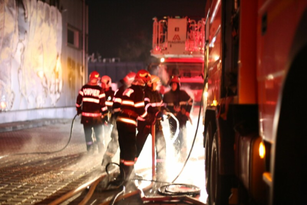 Incendiu într-un local din Cluj-Napoca în toiul nopții. Focul a pornit de la un ventilator