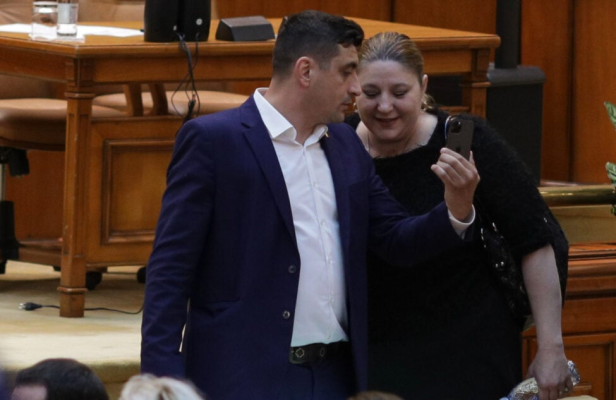 George Simion, Diana Șoșoacă și Anamaria Gavrilă nu au condamnat atacul rusesc asupra orașului Cernăuți, soldat cu doi morți și 24 de răniți / Anterior, liderii AUR, S.O.S. și POT susțineau că românii din Ucraina sunt oprimați, iar Rusia vrea „pace”