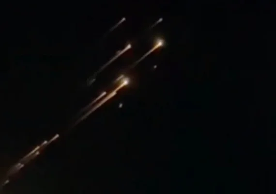 Bloggerii militari ruşi s-au speriat de o nouă catastrofă: dezintegarea unei rachete Oreşnik, după ce o strălucire ciudată a fost observată pe cerul Kazahstanului – VIDEO