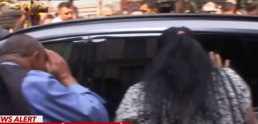 Plansete si disperare la masina cu geamuri fumurii a lui Georgescu: „Calin, te iubim!” – VIDEO