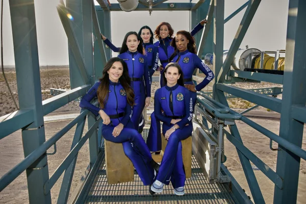 Katy Perry, Lauren Sánchez și alte patru femei au zburat în spațiu cu racheta Blue Origin a lui Jeff Bezos